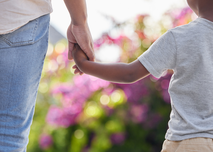 Father holding son's hand - how to modify custody in Texas